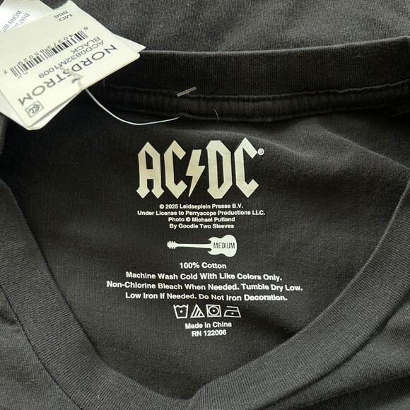 Nordstrom AC/DC Back in Black 1980 Tour Graphic Band T-Shirt Medium Black NWT - Picture 3 of 3